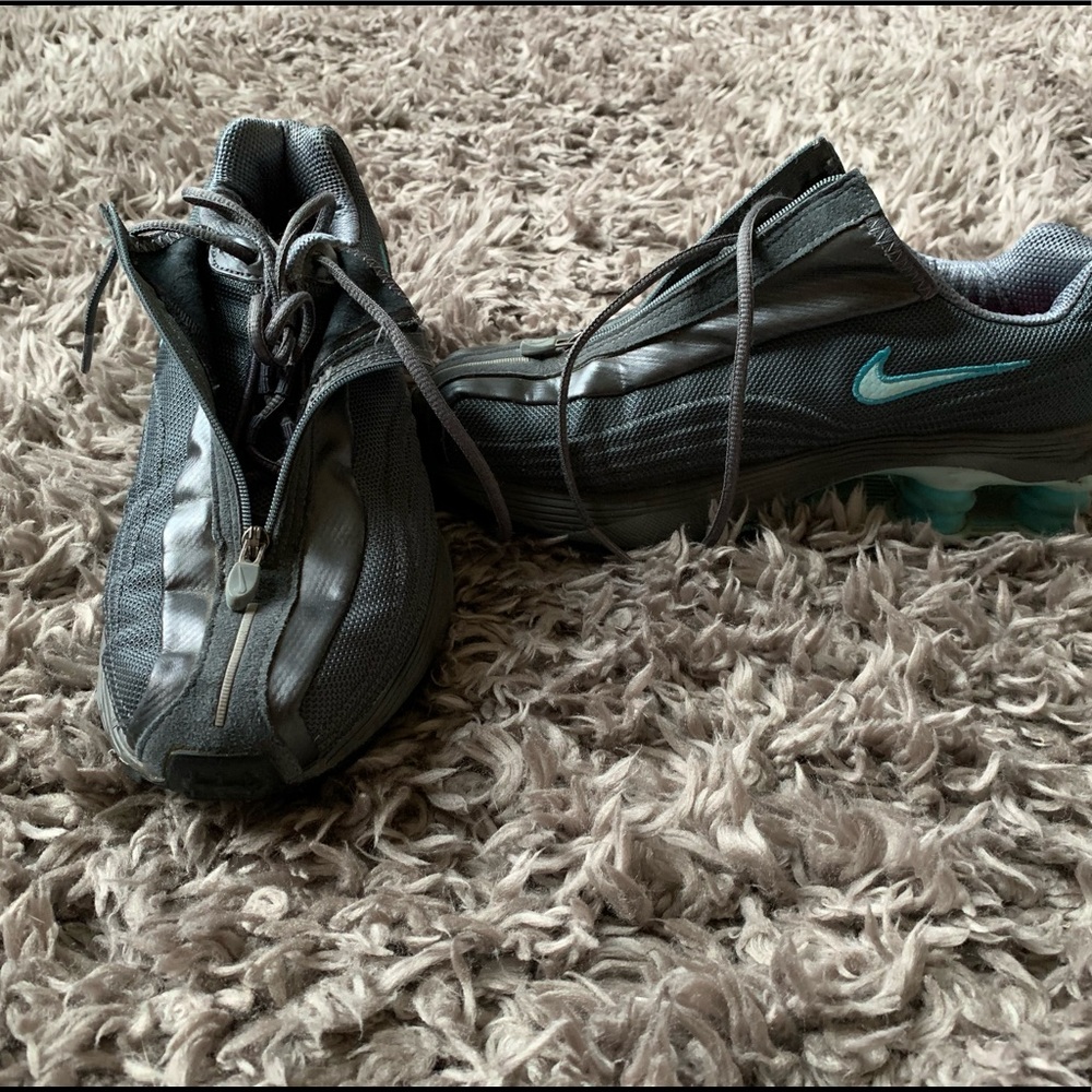 NIKE SHOX